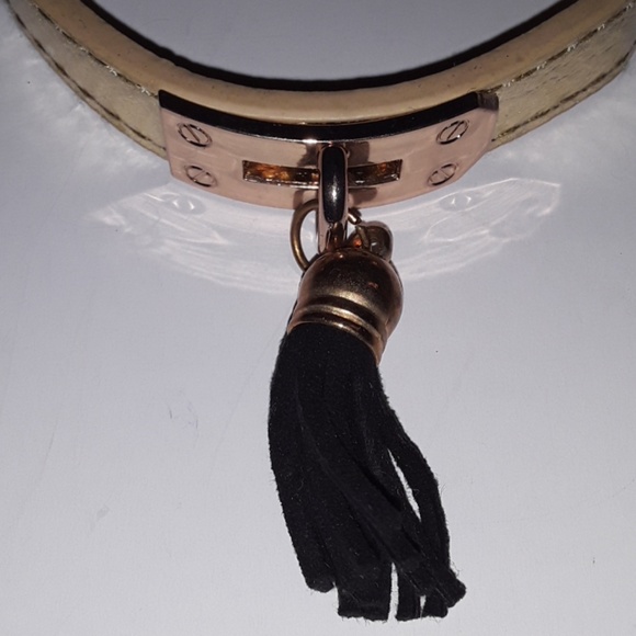 Gold bracelet with black tassel - Picture 2 of 4
